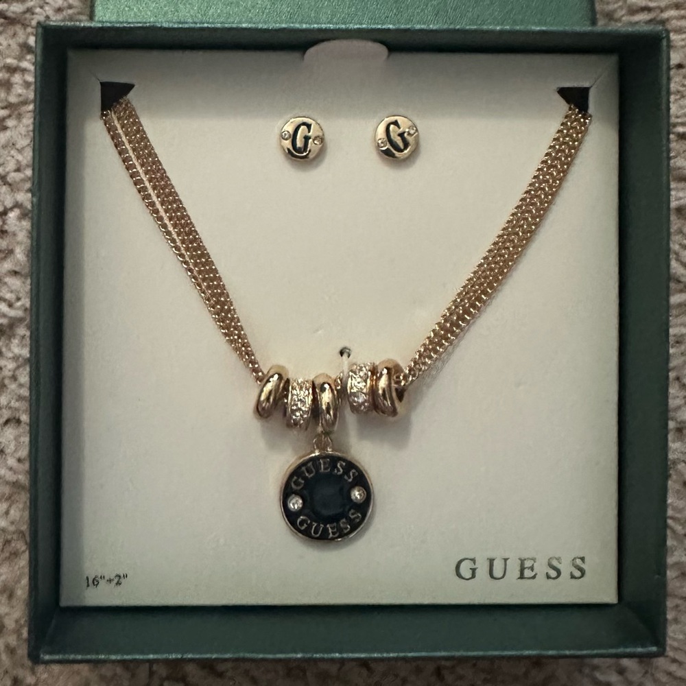 🪴Guess Gold-Tone Necklace and Earring Set